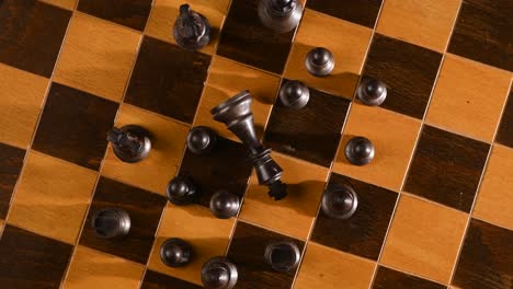 juego de ajedrez, rey derrotado en el tablero de ajedres