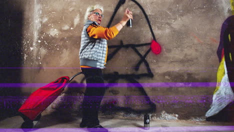 abuela rebelde artista de graffiti contra una pared urbana