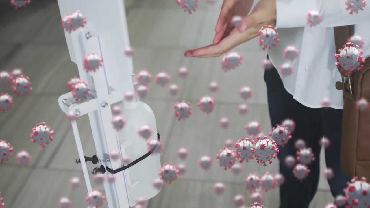 animación de las células del virus covid-19 sobre empresario caucásico que usa manos desinfectantes