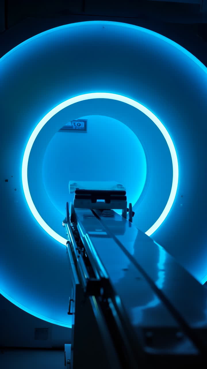 Uno scanner per immagini mediche, probabilmente una macchina per risonanza magnetica o TAC, che emette luce blu