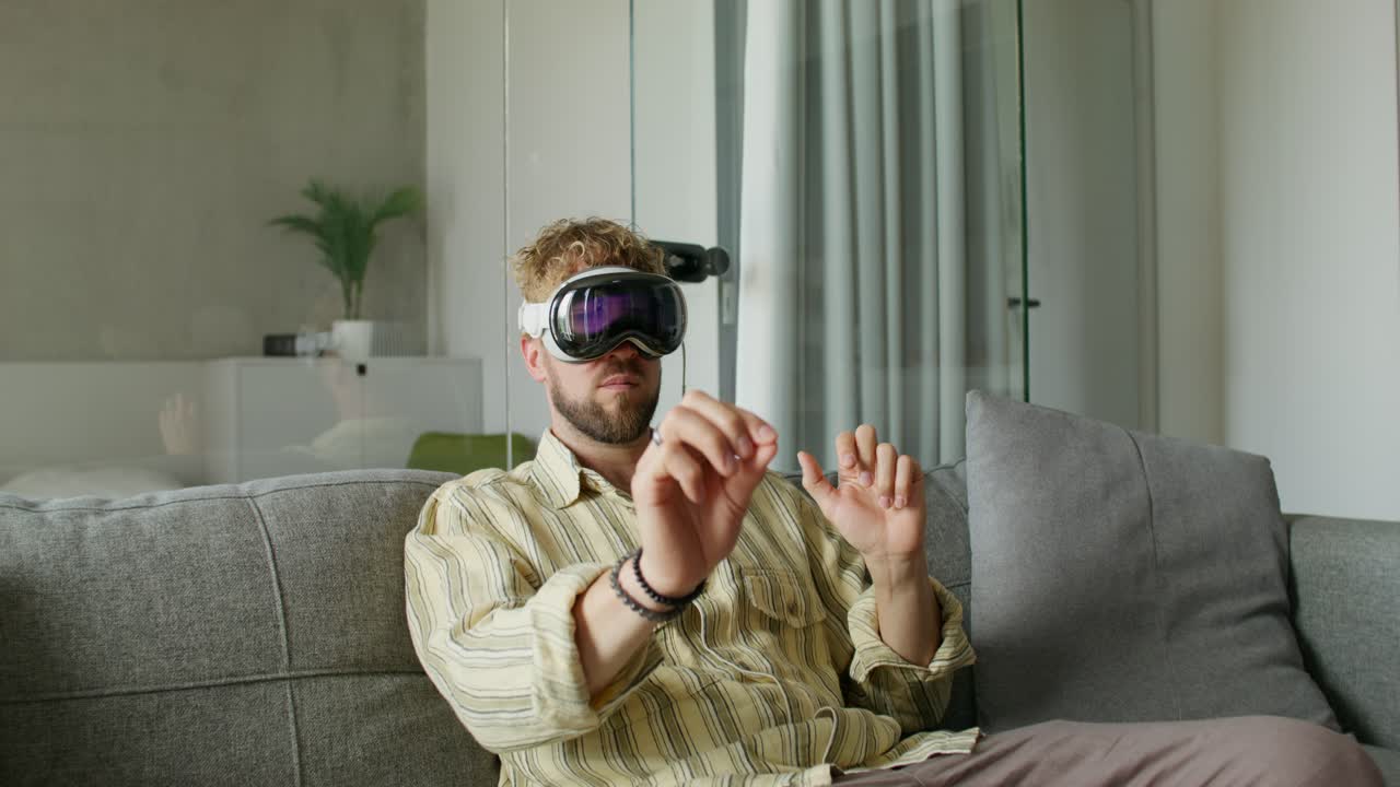 hombre con auriculares vr en un sofá