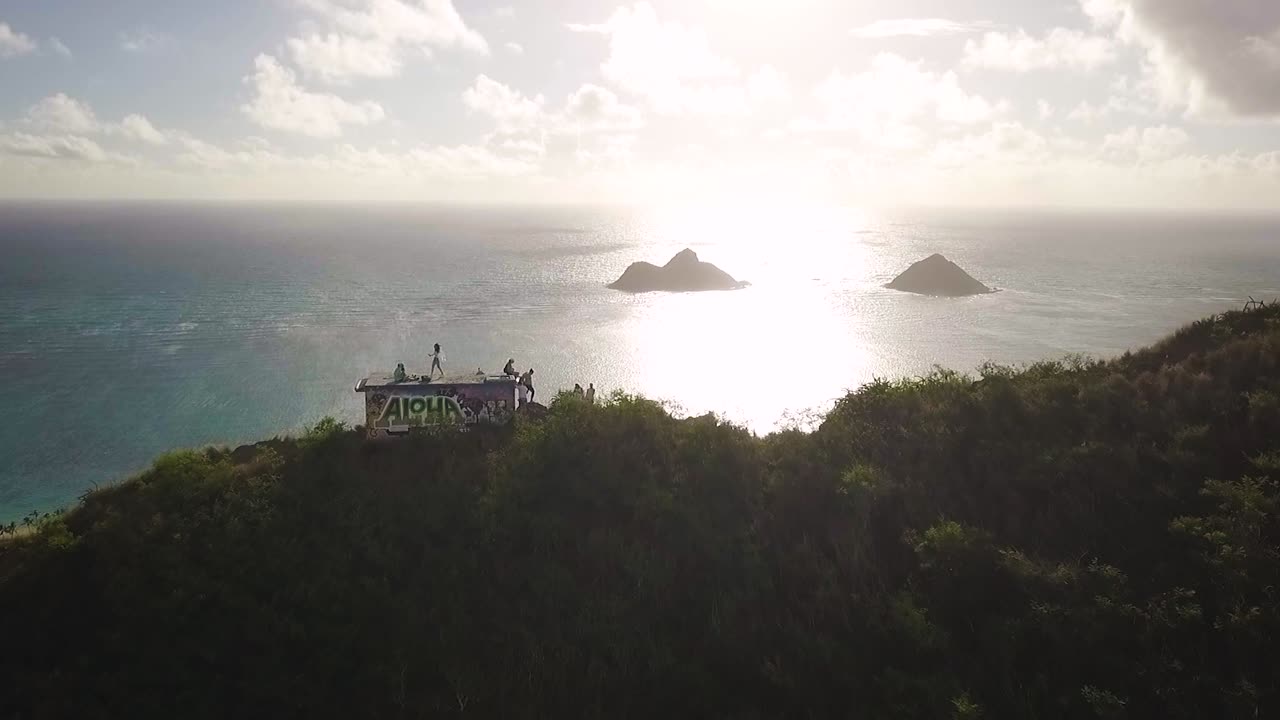 아름다운 하와이 해변은 맨 위에 필박스 몇 개가 있는 하이킹을 내려다보고 있습니다.