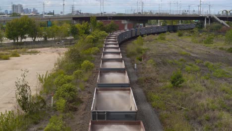 Vista-Aérea-Del-Tren-En-La-Vía-Del-Tren