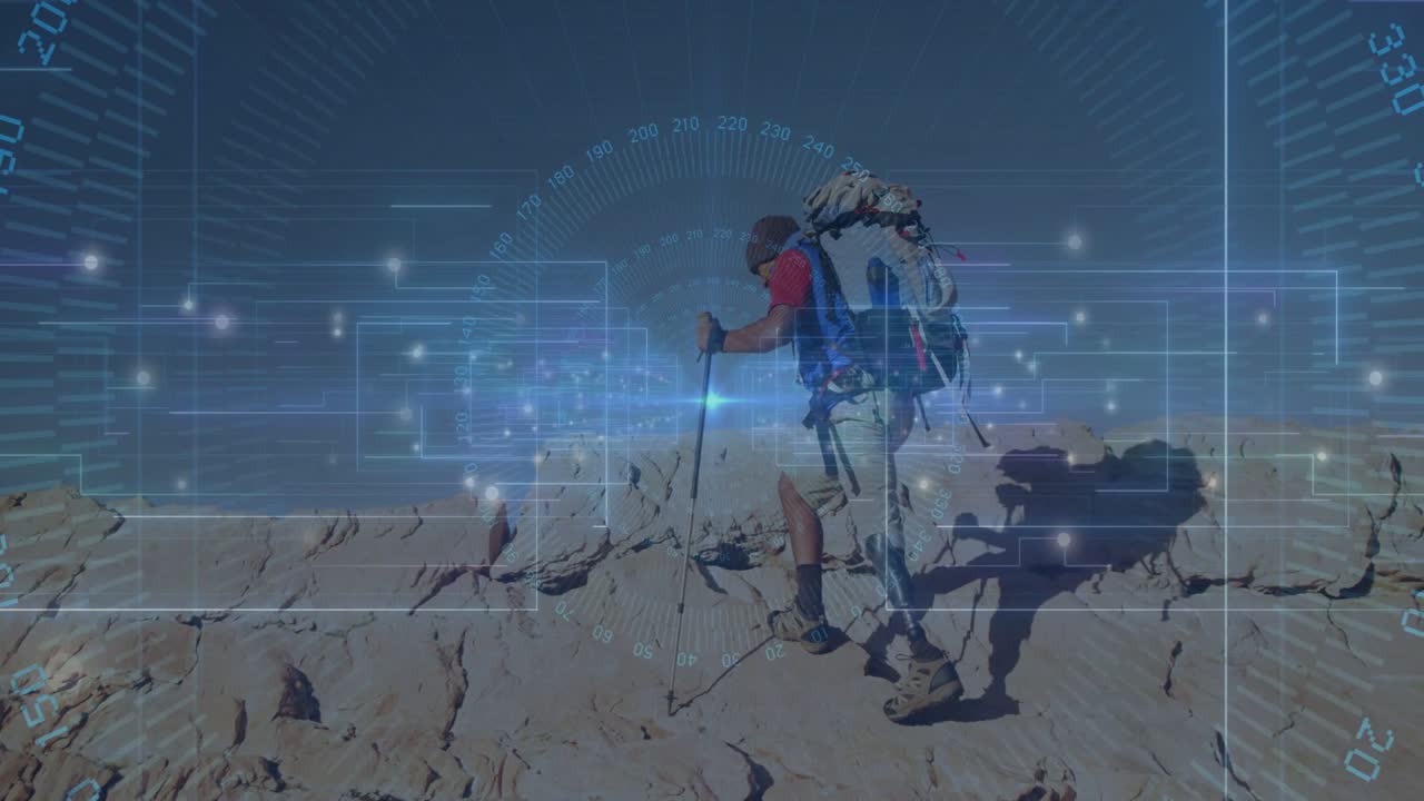 Escursionista uomo che pianta il bastone, solleva il piede, avanza su un crinale roccioso, con bussola HUD che guida la navigazione tech.