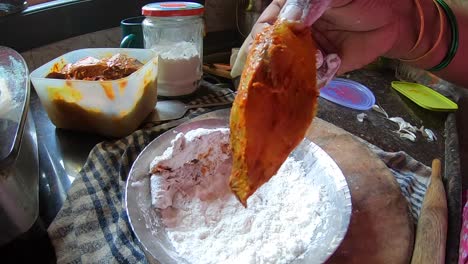 sumergir el pescado en la capa de flor de la base de flecos.