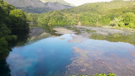 vista de drones del ojo azul en albania, manantial de aguas turquesas, saranda