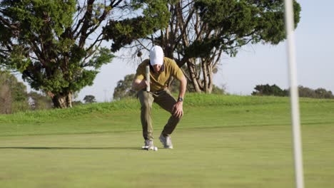 Jugador-De-Golf-Golpeando-La-Pelota-Con-Su-Palo.