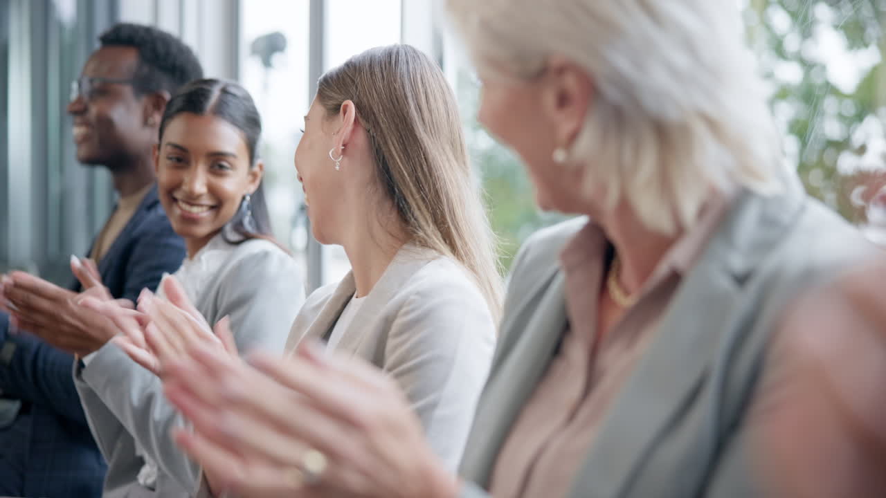 행복한 사업가들, 여자들