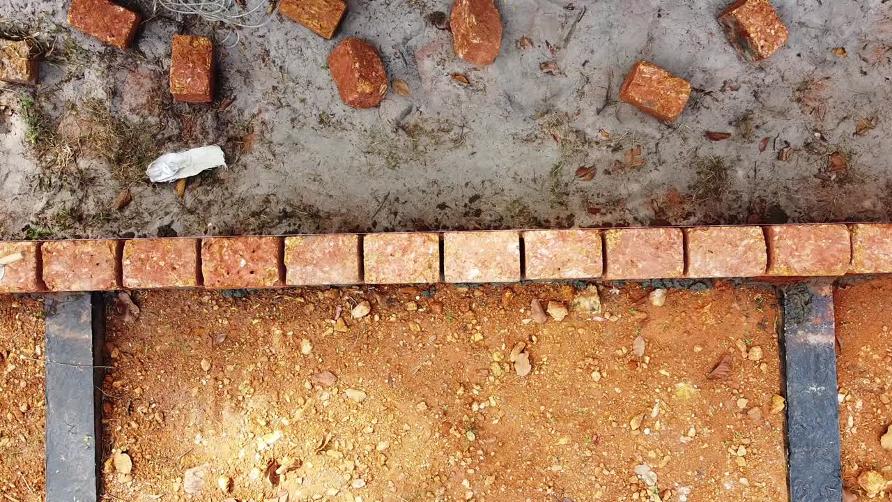 토지 블록을 사용하여 건설, 집의 기초를 건설, 인도에서 건설 현장에서 일하는 노동자, 은 돌로 집을 건설, 시멘트를 사용하여 작업