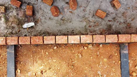 construcción usando bloques de tierra, construyendo los cimientos de la casa, los trabajadores trabajan en un sitio de construcción en la india, construyendo una casa con piedra roja, trabaja usando cemento