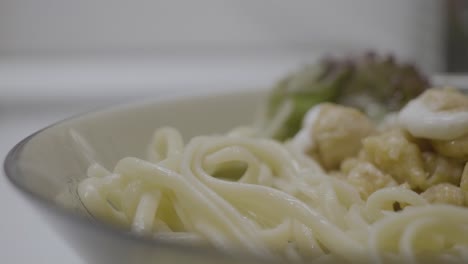 pasta de pollo cremosa con ensalada