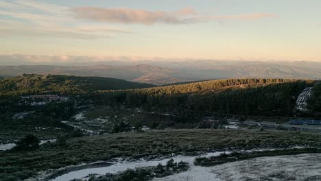 Toma-Aérea-Que-Avanza-Volando-Sobre-Un-Bosque-Nevado-En-Un-Paisaje-Montañoso-En-Manzaneda,-Galicia