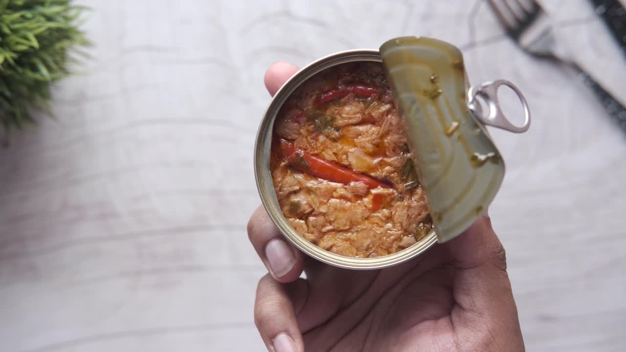 lata abierta de atún picante