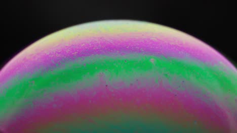 formas abstractas vibrantes creadas con burbujas coloridas en un fondo negro