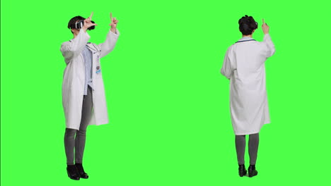 La-Mujer-Médica-Trabaja-Con-Auriculares-De-Realidad-Virtual-3D-En-El-Estudio.