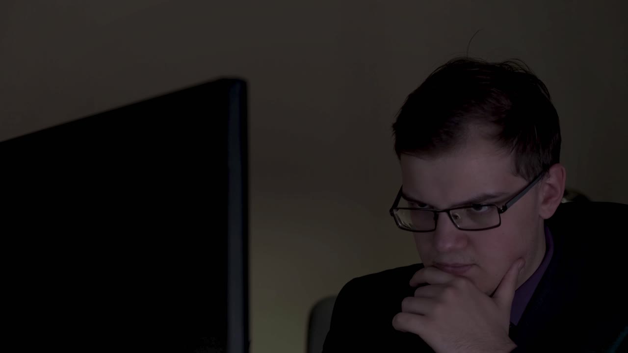 hombre trabajando hasta tarde en la noche