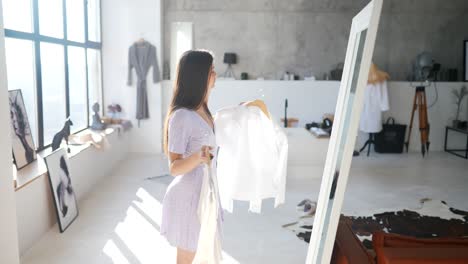 mujer probando ropa delante del espejo