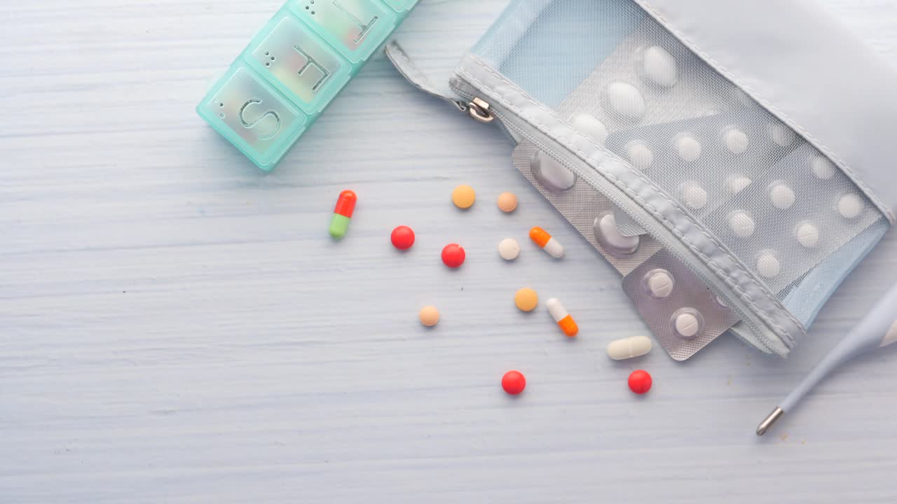 약과 온도계를 가진 약 조직자