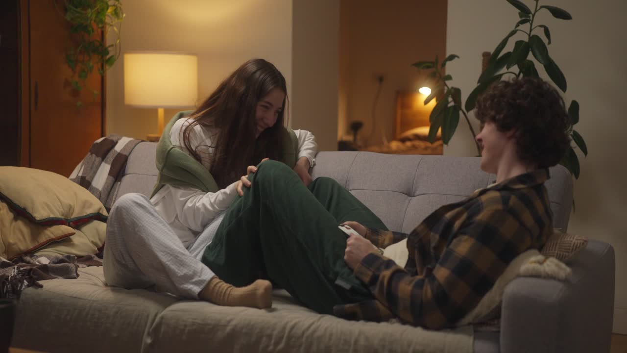 부부는 집에서 소파에서 휴식을 취하고 있습니다.