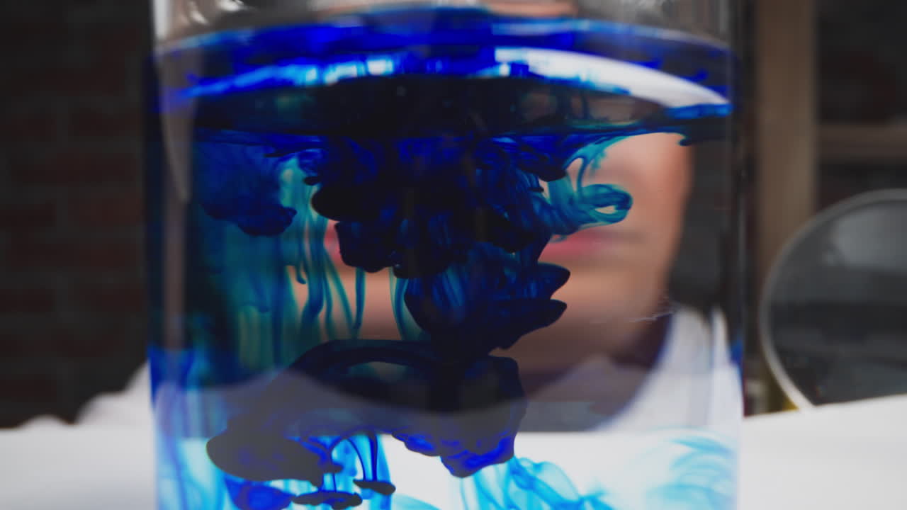 실험실에서 투명한 액체에 파란색 촉매 물질