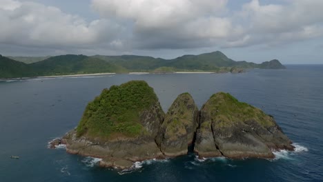 Pequeña-Isla-Filmada-Con-Un-Dron,-Mawi-Lombok-Indonesia