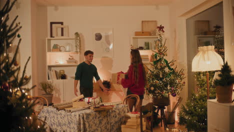 Mujer-Dando-Caja-De-Regalo-A-Su-Novio-En-La-Sala-De-Estar