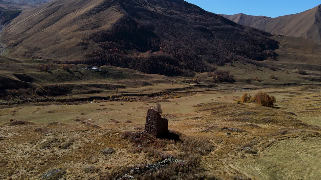 valle de montaña de otoño con ruinas
