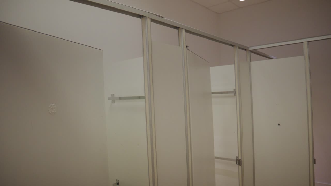 Cabines d’essayage vides dans un magasin de vêtements pour essayer des vêtements