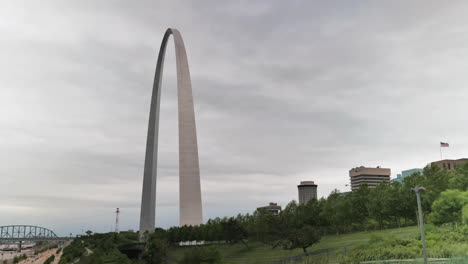 Statischer-Zeitraffer-Des-Saint-Louis-Arch-An-Einem-Bewölkten-Tag-In-Der-Nähe-Des-Flusses