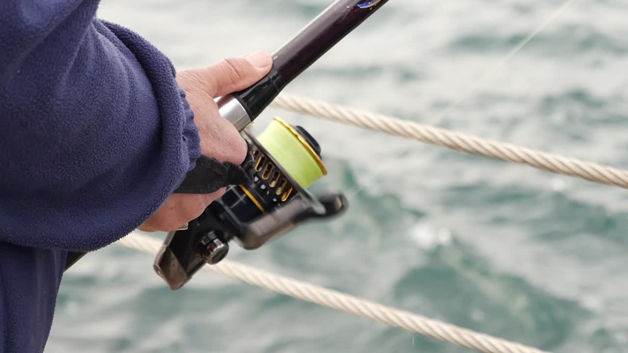 Persona che Pesca da una Barca