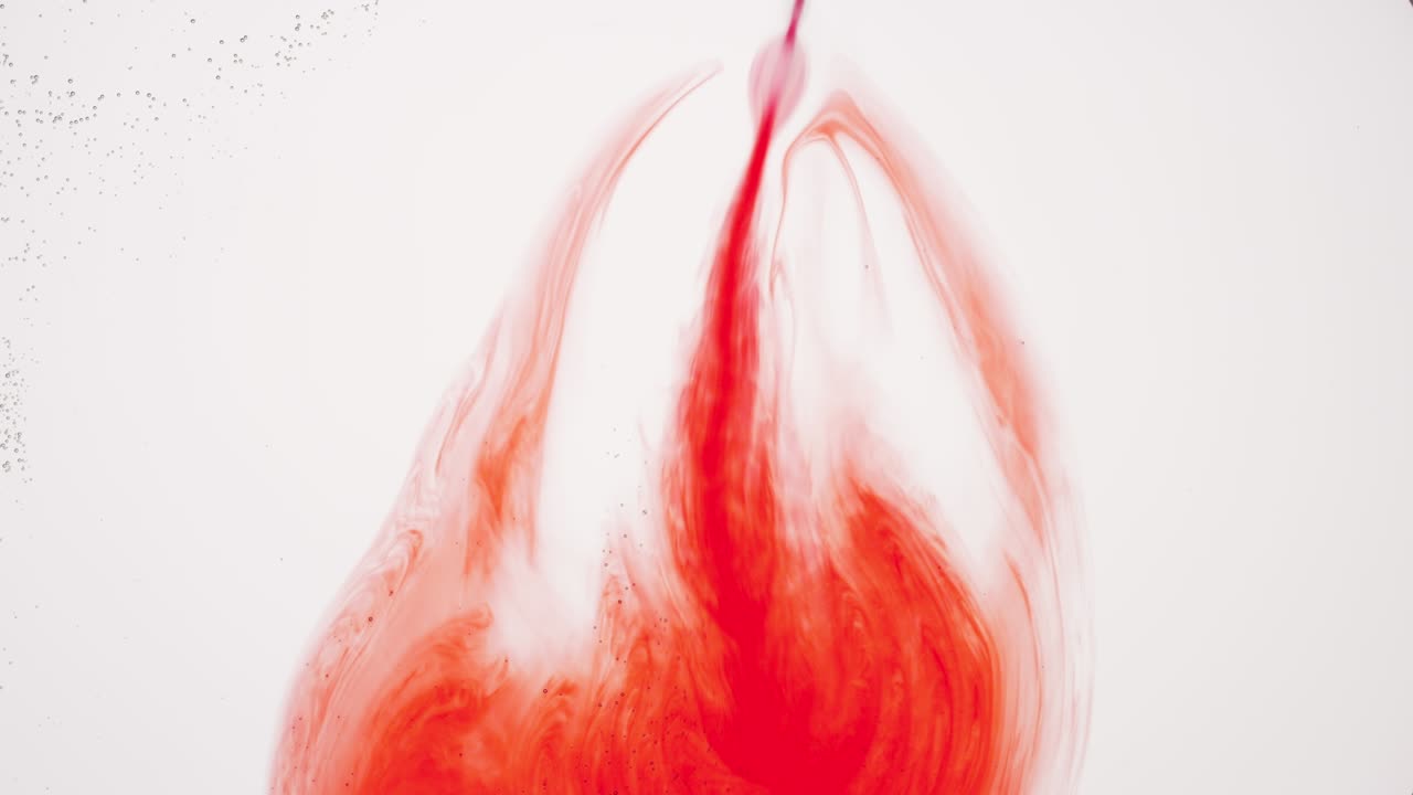 작은 투명한 거품이있는 액체가 색으로 주입됩니다.