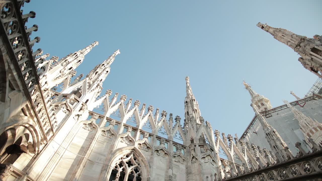 미란 대성당을 장식하는 성도와 순교자 조각품 (duomo di milano)