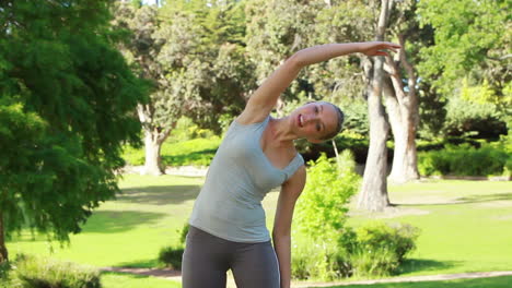 Una-Mujer-Extiende-Los-Brazos-Antes-De-Ir-A-Entrenar