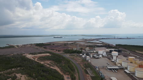 Disparo-De-Drones-En-Movimiento-Lento-Del-área-Industrial-Del-Brazo-Este-Y-Almacenamiento-De-Petróleo-Cerca-De-Marina-Darwin,-Territorio-Del-Norte