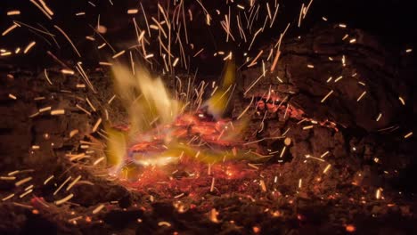 chispas de fuego que se elevan de la hoguera al aire libre en llamas