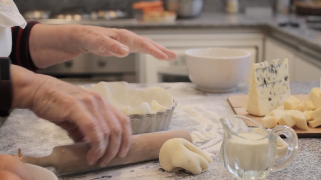 작물 요리사 는 집 에서 주방 에서  ⁇ 이치 를 위해  ⁇ 질 을 준비 하고 있다