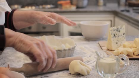 Erntekoch-Bereitet-Kruste-Für-Quiche-In-Der-Heimischen-Küche-Vor