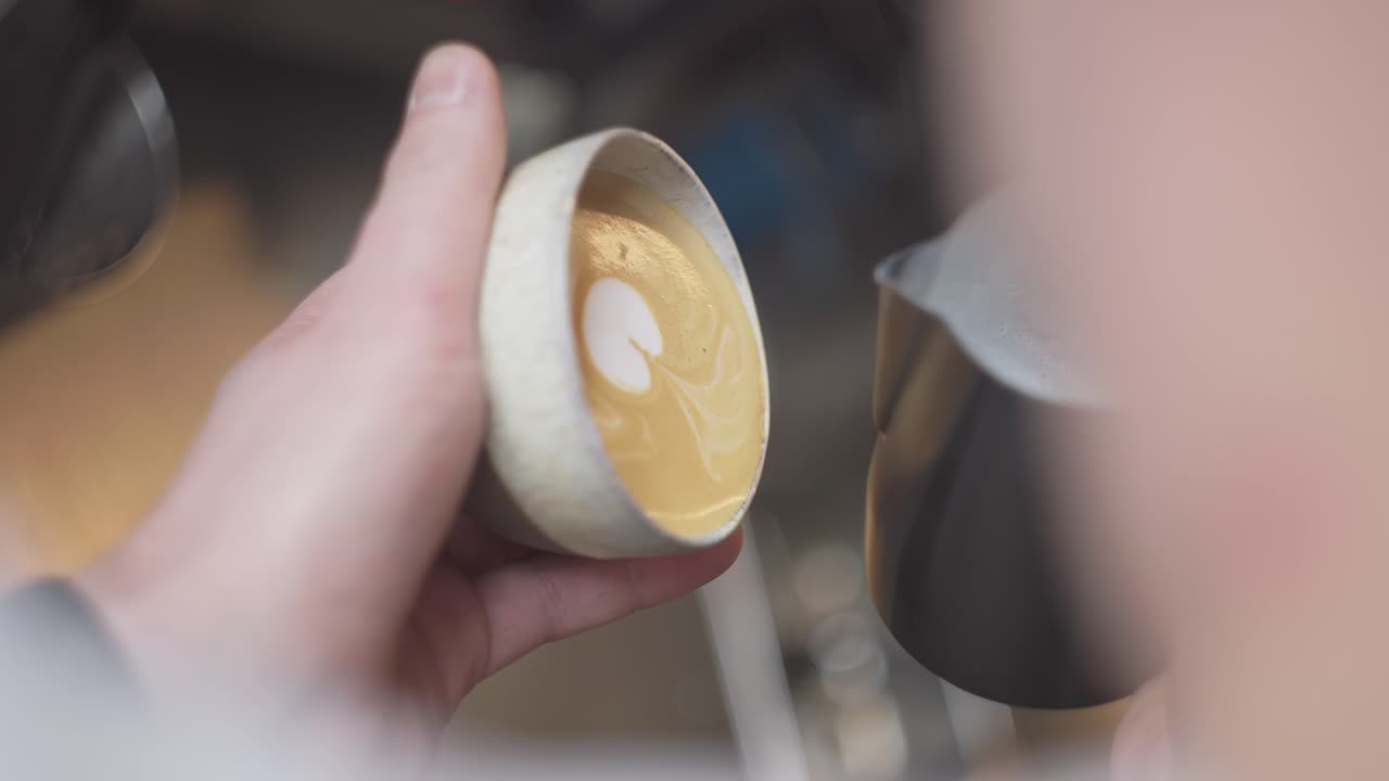 커피 에 크림 을 넣어 만든 아름다운 라테 꽃 의 수직 클로즈업