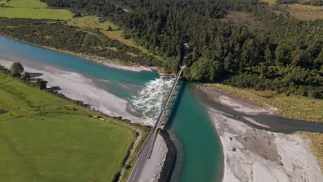 Vista-De-ángulo-Alto-Del-Puente-Construido-Sobre-El-Pintoresco-Río-Turquesa