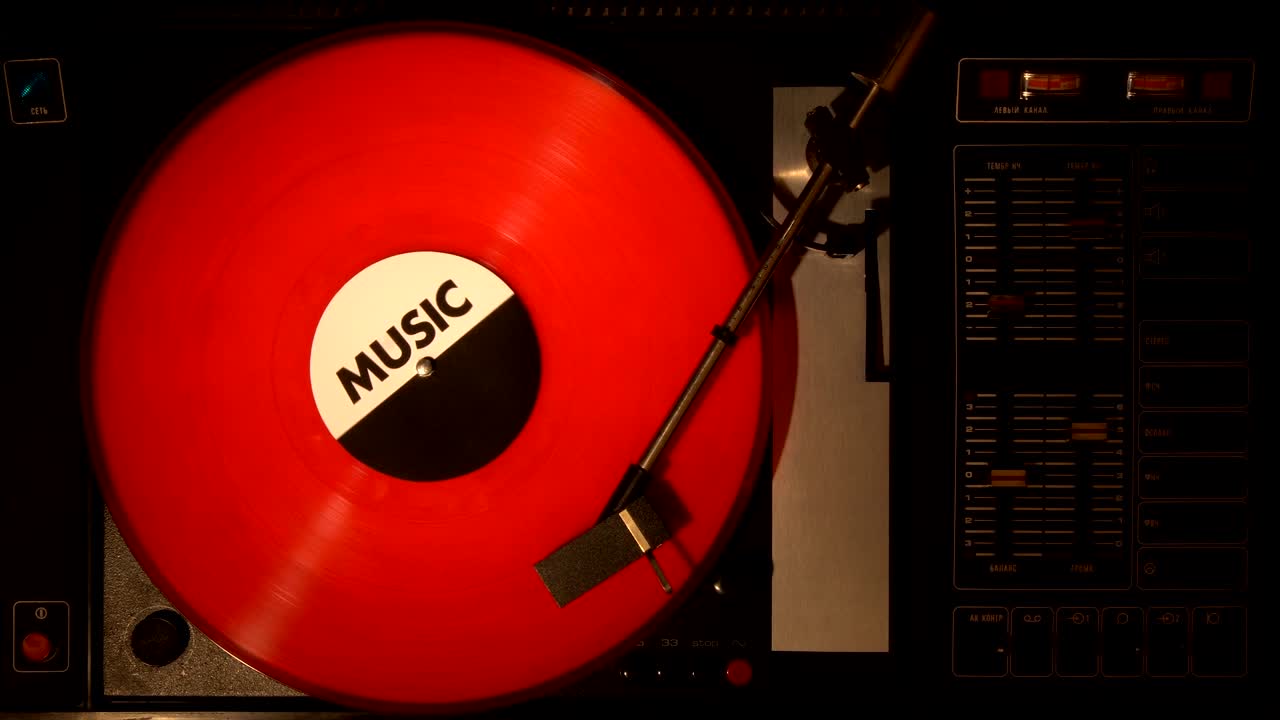 레코드 플레이어 턴테이블이 비닐 레코드를 따라 달리는 스타일러스입니다.