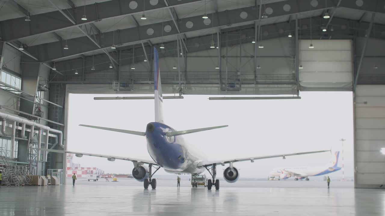 Mantenimiento de aviones en un hangar