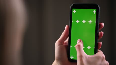 deslizando hacia la izquierda hacia la derecha en la pantalla verde de la aplicación de publicidad del teléfono, tocando, tocando.