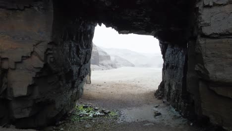 Drone-Volando-Lentamente-A-Través-De-Una-Cueva-De-Playa