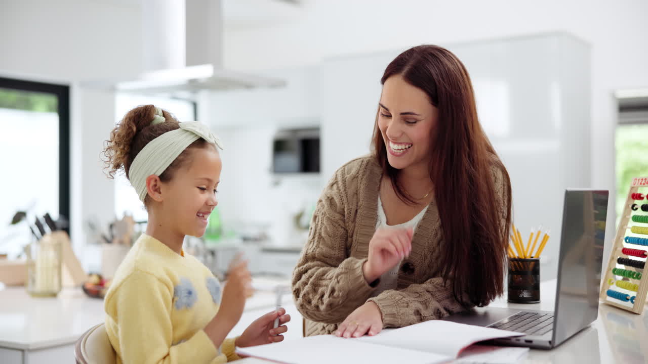 madre e hija estudiando juntos en casa