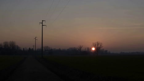 Zeitraffer-Im-Zeitraffer-Herbstsonnenuntergang-In-Mittelitalien