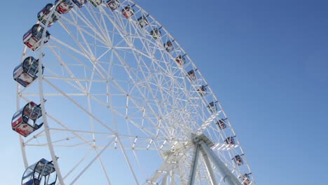gran rueda gigante bajo un cielo azul claro