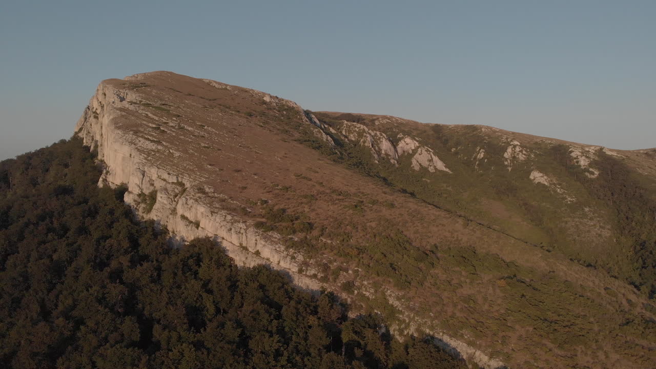 abajo al lado de un pico de montaña