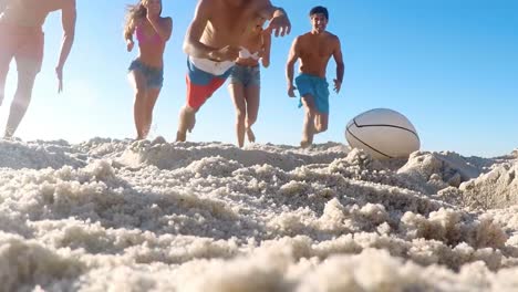 grupo de amigos jugando al rugby