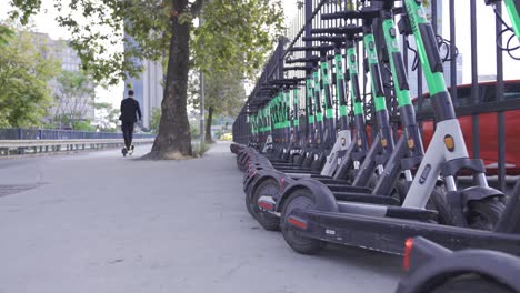 Männlicher-Unternehmer,-Der-Elektroroller-In-Der-Stadt-Fährt.