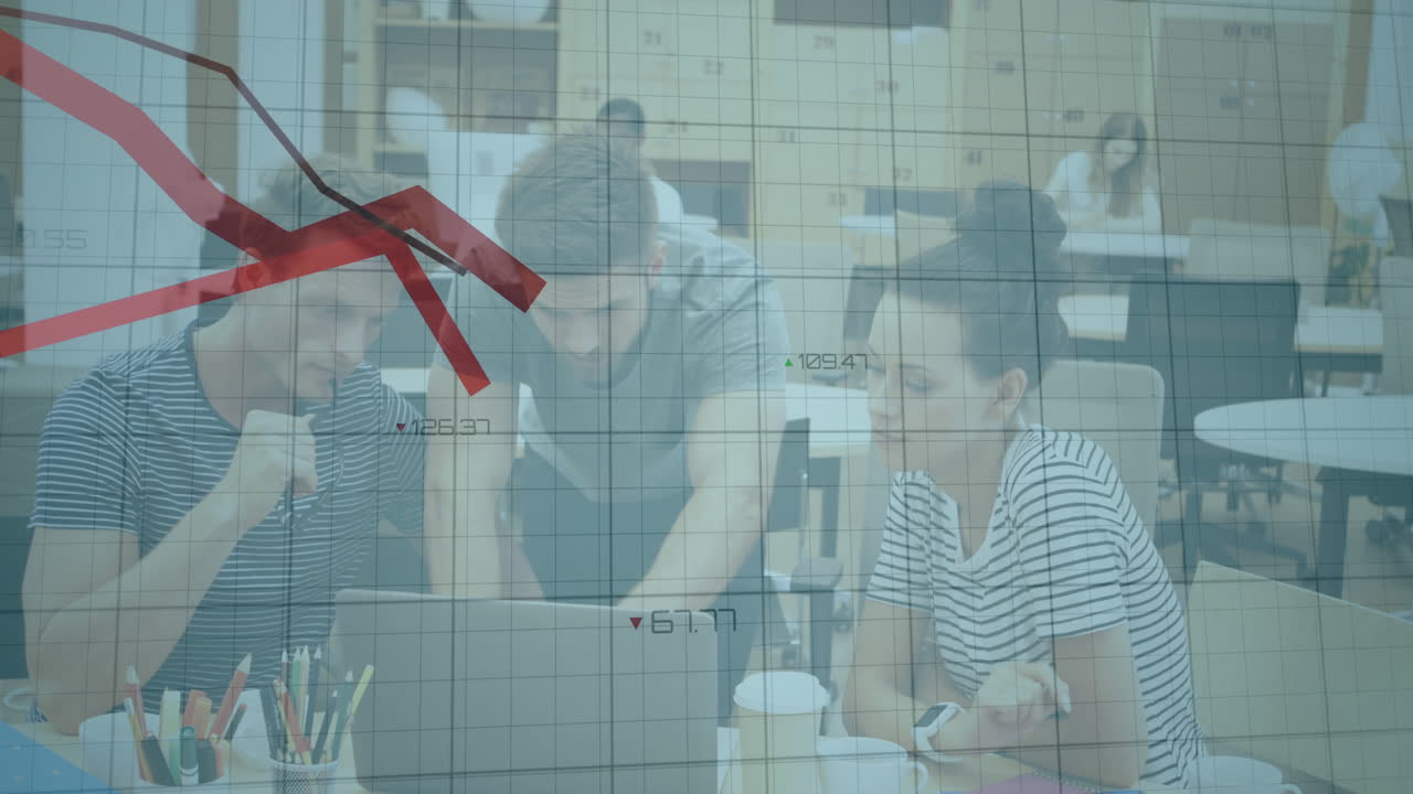 анимация обработки финансовых данных над различными коллегами, обсуждающими работу в офисе